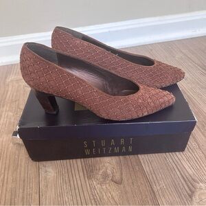 Stuart Weitzman Brown Quilted Suede Mid-Heel Pumps. Size 8